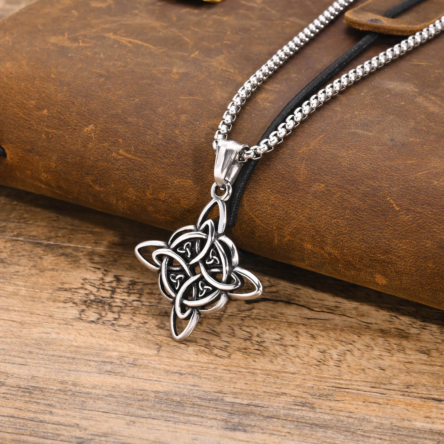Vintage Celtic Knot Necklace – Timeless Unisex Design for Strength, Unity & Heritage